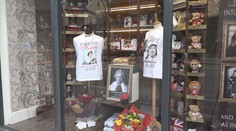 Londýn se chystá na rozloučení s panovnicí. Turisté skupují suvenýry