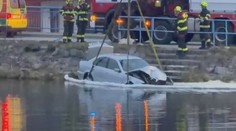 Žena na Havlíčkobrodsku nezvládla řízení. S autem spadla do rybníku