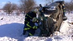 Vlak smetl osobní auto. Mladý řidič náraz přežil