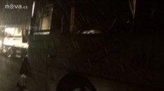 Opilý autobusák vrazil do náklaďáku, 12 zraněných