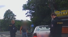 Soud mu zakázal řídit. Policisté ho ale chytli za volantem už počtvrté