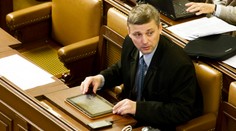 Přijde další poslanec o imunitu? Dnes se jedná o nepravomocně odsouzeném Pekárkovi
