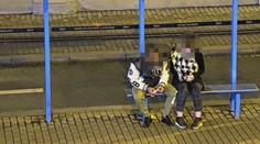 Na zastávce v Ostravě usnula žena. Využil toho zloděj a ukradl jí mobil