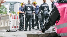 Aktivisté se na protest proti autosalonu přilepili k silnici. Odřezávali je bruskou