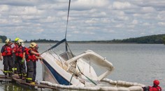 Potopená sportovní loď na Karvinsku. Vytáhli ji až hasiči jeřábem