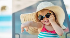 Sluneční brýle pro malé dítě: Specialista poradil, kdy s nimi nejlépe začít