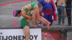 VIDEO: Muži s manželkou na zádech zdolávali překážkovou dráhu