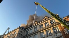 V Českém Těšíně hoří střecha obchodní akademie. Požár zasáhl i okolní budovy