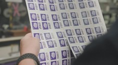 VIDEO: Tradice z roku 1840 pokračuje. Britská pošta odhalila známky s Karlem III.