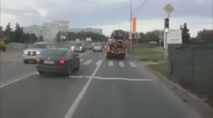 Svérázný autobusák školí piráty: Když mu "hodí myšku", tak je nabourá!