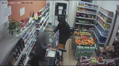 VIDEO: Statečná pokladní ubránila kasu před zlodějem. Poznáte ho?