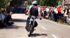 Kaskadér umí jezdit na motorce i pozadu. U nás je jediný