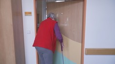 Lidé se nemohou dostat do domovů důchodců. Někteří čekají i déle než rok