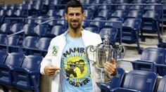 Djokovič po triumfu uctil Bryanta. Oblékl si triko s jejich společnou fotkou