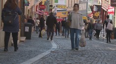 Knížky, žárovky i boty. Češi se po dlouhém půstu nahrnuli do obchodů
