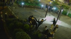 Napadení v Hradci Králové zaznamenala kamera! Policie hledá dva agresory
