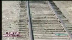 Smrtící salto na železničním přejezdu