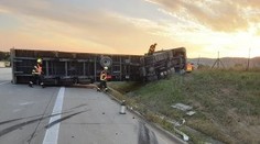Převrácený kamion uzavřel dálnici D1 na Přerovsku. Pro řidiče musel vrtulník