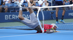 VIDEO: Tenista na US Open přepadl přes síť, pak kvůli zranění prohrál utkání