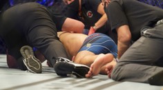Nechutné zranění v UFC. Fighter si ošklivě zlomil nohu, musel na nosítka