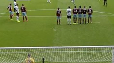 VIDEO: NARUŠITEL! Fanoušek vtrhl na hřiště a zahrál přímý kop