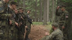 Disciplína, týmovost a zkušenosti se zbraněmi. Dobrovolný výcvik studenty láká