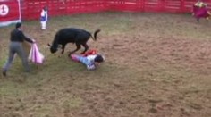 VIDEO TRAPASU: Býk napadl toreadora. Ten ukázal zadek!