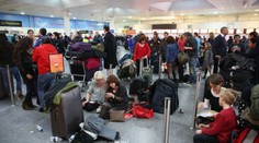 Kvůli dronům uzavřeli londýnské letiště. 110 tisíc lidí čeká na odlet