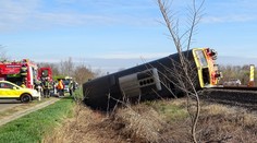 Tragická nehoda v Maďarsku. Vlak se srazil s dodávkou a vykolejil. Pět mrtvých