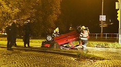 Felicia podklouzla, přerazila semafor a převrátila se na střechu