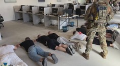Představili se jako bankéři a nabízeli investice. Policie odhalila falešné call centrum na Ukrajině