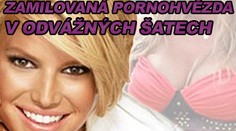 Zamilovaná modelka v odvážných šatech