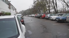 Nemocnice řeší nedostatek parkovacích míst. Auta řidiči cpou i na heliport