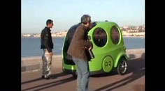 Místo benzínu používá vzduch. Kritici mu ale nevěří