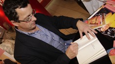 Michal Viewegh se podepisoval na Nestydu