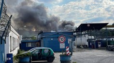 U Prahy hoří areál kovošrotu. Hasiči vyhlásili nejvyšší stupeň poplachu