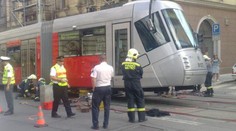 Italský autobus vykolejil pražskou tramvaj