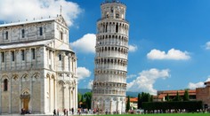 Šikmou věž v Pise poničila turistka z Francie. Vyryla do ní srdíčko s iniciálami