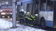 V Ostravě zachvátil požár trolejbus! 20 lidí v ohrožení