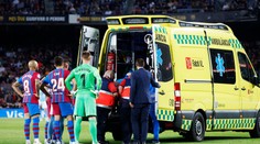 Děsivé chvíle na Camp Nou: Obránce Barcelony z trávníku odvezla sanitka
