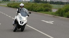 TEST Piaggio MP3 Hybrid: Na benzín i na elektřinu
