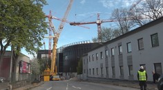 V Jihlavě demontovali velký jeřáb. Museli na to povolat nejsilnější monstrum