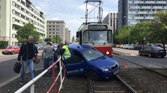 Řidič vjel tramvaji pod kola, skončil v nemocnici. FOTKY