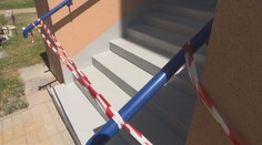 Uzavření bezbariérového vstupu uvěznilo seniory. Nemá je kdo snést ze schodů