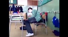 Školačka namol se válela po chodníku, jiní pozvraceli panelák