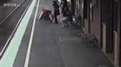 VIDEO: Matce ujel kočárek přímo pod vlak. Dítě přežilo