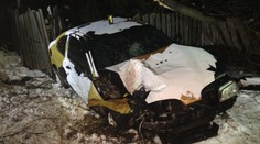 Zdemoloval auto o strom a utekl. Policie hledá řidiče Renaultu