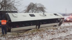 Na Svitavsku se převrátil autobus. Silný vítr od rána způsobil už desítky dopravních nehod