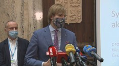 Ministr vypočítal ohniska nákazy. Lidé s příznaky šli do práce i na svatbu