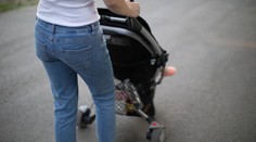 Opilá matka v Opavě vyklopila dítě z kočárku. Nechala ho ležet a odešla!